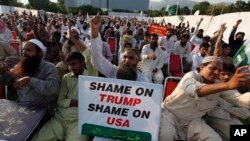 مظاهره کنندگان شعار های ضد امریکایی را با خود حمل می کردند.