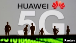 Arhiva, ilustracija - Logo Huaveia i oznaka 5G (REUTERS/Dado Ruvic/Illustration/File Photo - RC2NYD9BGG8N)
