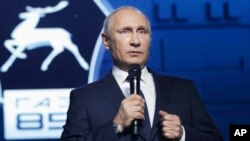 블라디미르 푸틴 러시아 대통령이 7일 니즈니 노브고로드의 GAZ 자동차 공장을 방문해 가진 기자회견 도중, 평창 동계올림픽 참가에 관한 입장을 밝히고 있다.