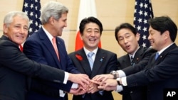 PM Jepang Shinzo Abe (tengah) tertawa setelah pertemuan dengan Menhan AS Chuck Hagel (kiri) dan Menlu AS John Kerry serta Menhan dan Menlu Jepang di Tokyo (3/10). 