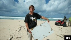 Photo d'archives (10 juin 2016): Cet homme, Blaine Gibson, affirme avoir trouvé des débris d'avion sur l’île de Nosy Boraha, au nord-est de Madagascar, débris pouvant provenir du Boeing qui assurait le vol MH370 de la Malaysia Airlines.