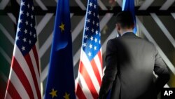 "EU će reagovati čvrsto i odmah na neopravdane barijere slobodnoj i poštenoj trgovini, uključujući kada se carine koriste za osporavanje zakonskih i nediskriminatornih politika.", navodi Evropska komisija.