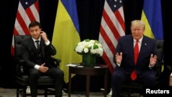 Presiden AS Donald Trump (kanan) ketika bertemu Presiden Ukraina Volodymyr Zelenskiy 25 September 2019 di New York (foto: dok). 