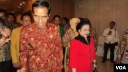Presiden Jokowi dan pimpinan PDIP Megawati Soekarno Putri saat menghadiri Munas II Partai Hanura di Solo (13/2/2015). 