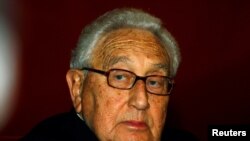 资料图片：美国前国务卿亨利·基辛格在北京聆听中国国家副主席习近平讲话