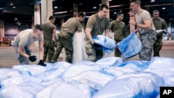 2020年3月30日美国空军国民警卫队成员在芝加哥麦考密会议中心搬运医疗设备