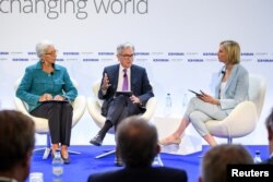 제롬 파월(가운데) 미 연방준비제도 의장이 29일 포르투갈 신트라에서 열린 유럽중앙은행(ECB) 포럼에서 발언하고 있다. 왼쪽은 크리스틴 라가르드 ECB 총재.