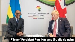 Rais Paul Kagame (kushoto) na Waziri Mkuu Boris Johnson walipokutana katika mkutano wa uwekezaji London, Uingereza, 20 January 2020