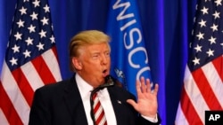 Kandidat presiden AS dari Partai Republik, Donald Trump, berbicara dalam sebuah kampanye di West Bend, Wisconsin (16/8). (AP/Gerald Herbert)