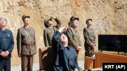 មេ​ដឹក​នាំ​កូរ៉េ​ខាង​ជើង​ គឹម ជុងអ៊ុន សម្លឹង​មើល​មីស៊ីល​ឆ្លង​ទ្វីប​ ICBM ដែល​បាន​បាញ់​កាល​ពី​ថ្ងៃ​ទី​៤​ ខែ​កក្កដា។