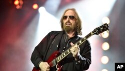 Tom Petty dan bandnya the Heartbreakers di konser di Chicago, 29 Juni 2017. (Foto:Dok)