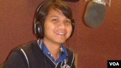 លោក ប៉ែន​ សុផល និស្សិត​ក្រោយ​ឧត្តម​សិក្សា​ផ្នែក​គ្រប់​គ្រង​ប្រព័ន្ធ​ផ្សព្វផ្សាយ ដែល​ផ្តោត​លើ​ប្រព័ន្ធ​ផ្សព្វផ្សាយ​សង្គម​នៃ​វិទ្យាស្ថាន​បច្ចេកវិទ្យា​នៅ​ប្រទេស​ស៊ុយអែត​។