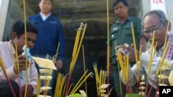 ពិធី​សូត្រមន្តនៅឯអណ្តូង​រ៉ែ​មួយ ​នៃ​ស្រុក​សំបូរ ​ខេត្ត​ក្រចេះ