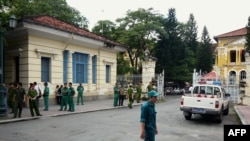 Polisi Vietnam melakukan penjagaan gedung pengadilan saat berlangsungnya sidang atas 3 blogger yang didakwa melakukan propaganda anti pemerintah (foto: dok). 