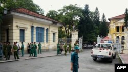 Pasukan keamanan Vietnam menjaga gedung pengadilan yang menyidangkan aktivis (foto: dok). Vietnam menghukum 14 aktivis HAM atas tuduhan subversif.