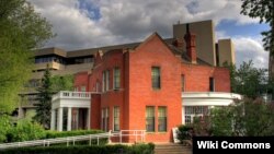 阿尔伯塔大学校园东北角的卢瑟福楼(维基共享)