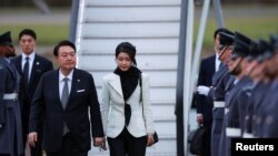 韩国总统尹锡悦与夫人2023年11月20日抵达伦敦访问。（路透社）