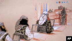 法庭速写显示五名被告中的三人