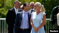 Donald Trump Jr berbincang dengan istrinya Vanessa pada saat menunggu ayahnya, calon presiden AS dari Partai Republik tiba di acara konvensi partai di Cleveland, Ohio, 20 Juli 2016. 