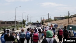 Des migrants dans un camp, près de la ville de Mytilène, sur l'île grecque de Lesbos, le 26 mai 2018.