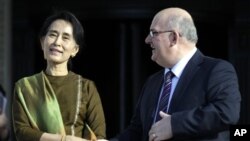 မြောက်ပိုင်းအိုင်ယာလန်ရောက်
ဒေါ်အောင်ဆန်းစုကြည်ကို မြောက်အိုင်ယာလန် ပါလီမန်လွှတ်တော်အဆောက်အဦးတွင် တွေ့ရစဉ်။