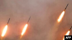 북한이 지난 2일 "전선 장거리포병구분대의 화력타격훈련을 실시했다"며 관영매체를 통해 공개한 사진.