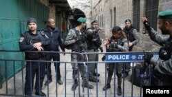 Israeli border police and police secure an alley following a stabbing attack inside the old city of Jerusalem, April 1, 2017.
