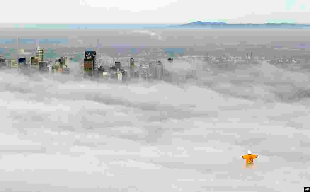 Kota Melbourne, Australia tampak tertutup kabut.