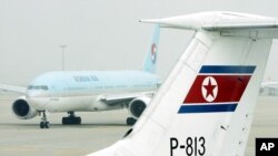지난 2005년 6월 남북장관급 회담 북측 대표단이 고려항공 여객기 편으로 서해 직항로를 거쳐 한국 인천공항에 도착했다. 평양으로 돌아가기 위해 이륙 준비 중인 고려항공 여객기 뒤로 대한항공 여객기가 보인다. (자료사진)
