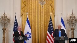 ປະ​ທາ​ນາ​ທິ​ບໍ​ດີ​ສະ​ຫະ​ລັດ ທ່ານ​ດໍ​ໂນ​ລ ທ​ຣຳ ຟັງ​ນາ​ຍົກ​ລັດ​ຖະ​ມົນ​ຕີ ອິດ​ສະ​ຣາ​ແອນ Benjamin Netanyahu ໃນ​ການ​ປະ​ຊຸມ​ຖະ​ແຫຼງ​ຂ່າວ ຢູ່​ຫ້ອງ​ຕາ​ເວັນ​ອອກ​ຂອງ​ທຳ​ນຽບ​ຂາວ ໃນ​ນະ​ຄອນ​ຫຼວງ ວໍ​ຊິງ​ຕັນ, ວັນ​ທີ 4 ກຸມ​ພາ 2025.