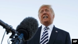 Presiden Donald Trump berbicara kepada media sebelum naik pesawat kepresidenan Air Force One di bandara regional Elko, Nevada, Sabtu (20/10).