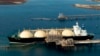 Arhiva - Tanker za prevoz prirodnog tečnog gasa, na terminalu za punjenje na severu zapadne Australije (AFP photo/ HO / Woodside Energy LTD)