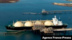 Arhiv - Tanker za prevoz prirodnog tečnog gasa, na terminalu za punjenje na sjeveru zapadne Australije (AFP photo/ HO / Woodside Energy LTD)