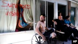 Wes Allen Jr (dari kiri) duduk bersama ayahnya, Wes, saudara perempuannya, Alison, dan ibunya Vicki, di luar kamar mereka di sebuah motel yang rusak, di Panama City, Florida, 16 Oktober 2018.
