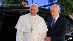 Pope Francis and Israeli President Shimon Peres meet in Jerusalem, May 26, 2014. 