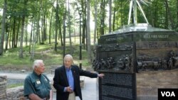 한국 전쟁에 참가했던 스티븐 옴스테드(오른쪽) 퇴역 미 해병대 중장이 지난 2018년 버지니아주 콴티코의 해병대 박물관 내 장진호 전투 기념비를 방문하고 있다. (자료사진)