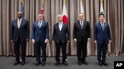 한국 국방부 제공 사진. (왼쪽부터) 로이드 오스틴 미국 국방장관, 패트 콘로이 호주 방위산업부 장관, 나카타니 겐 일본 방위상, 길베르토 테오도르 필리핀 국방부 장관, 김용현 한국 국방부 장관이 2024년 11월 21일 라오스 비엔티안에서 열린 아세안 국방장관 회의에서 포즈를 취하고 있다.