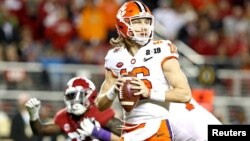 클렘슨 타이거즈의 트레버 로렌스 선수가 지난 7일 리바이스 스타디움에서 열린 미국대학풋볼 플레이오프 챔피언쉽(CEP) 앨라배마 크림슨 타이드와 경기에서 공을 패스할 준비를 하고 있다. 사진제공=Matthew Emmons