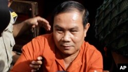 រូបឯកសារ៖ លោក អ៊ុំ សំអាន តំណាងរាស្ត្រ​គណបក្ស​សង្គ្រោះជាតិ ត្រូវបាន​សន្តិសុខ​មន្ទីរ​ឃុំឃាំង​នាំ​ខ្លួន​ទៅ​កាន់​សាលាឧទ្ធរណ៍​នៅរាជធានី​ភ្នំពេញ កាលពី​ថ្ងៃទី២១ ខែកញ្ញា ឆ្នាំ២០១៦។​ (AP Photo/Heng Sinith)