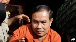 រូបឯកសារ៖ លោក អ៊ុំ សំអាន តំណាងរាស្ត្រ​គណបក្ស​សង្គ្រោះជាតិ ត្រូវបាន​សន្តិសុខ​មន្ទីរ​ឃុំឃាំង​នាំ​ខ្លួន​ទៅ​កាន់​សាលាឧទ្ធរណ៍​នៅរាជធានី​ភ្នំពេញ កាលពី​ថ្ងៃទី២១ ខែកញ្ញា ឆ្នាំ២០១៦។ 