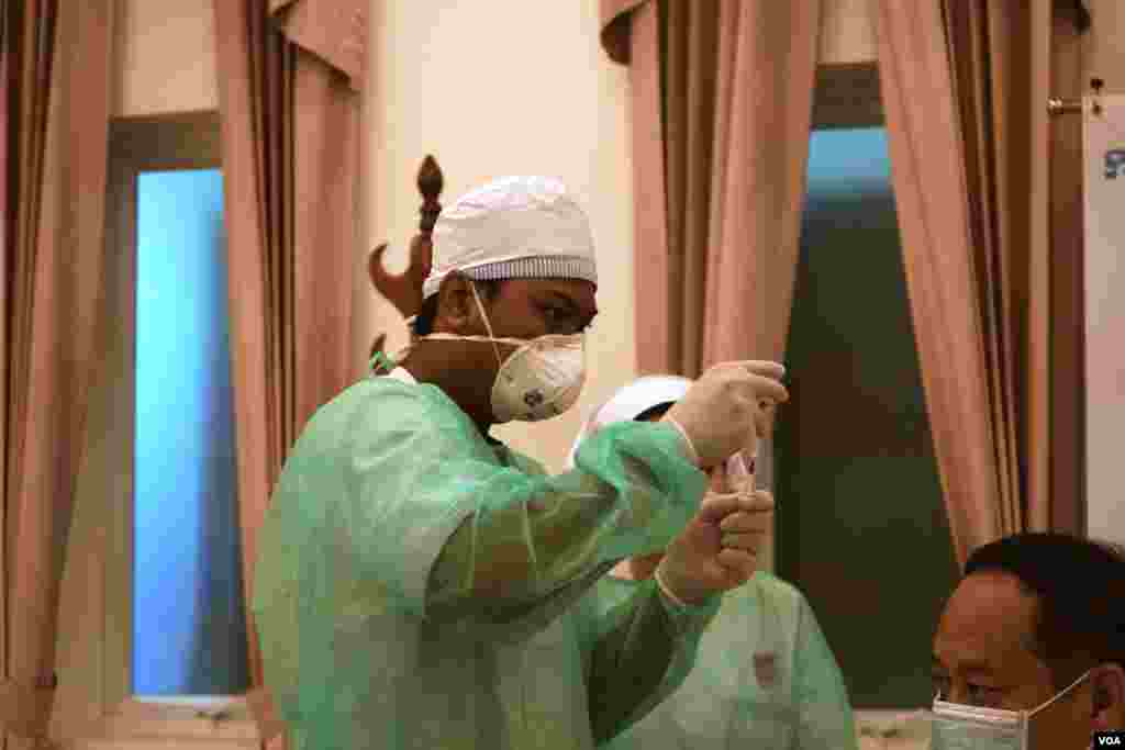 ក្រុម​គ្រូពេទ្យ​ ចាក់​វ៉ាក់សាំង​ស៊ីណូហ្វាម​ ​ដល់​ឥស្សរជន​ជាន់​ខ្ពស់​ នៅ​មន្ទីរពេទ្យ​កាល់ម៉ែត​ នៅ​ភ្នំពេញ​ ថ្ងៃ​ទី១០​ ខែ​កុម្ភៈ ឆ្នាំ​២០២១។ (ខាន់ សុគុំមនោ​/វីអូអេ)