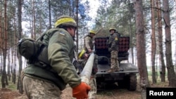 Архівне фото: український військовий з системою BM21 Grad, Україна REUTERS/Vitalii Hnidyi