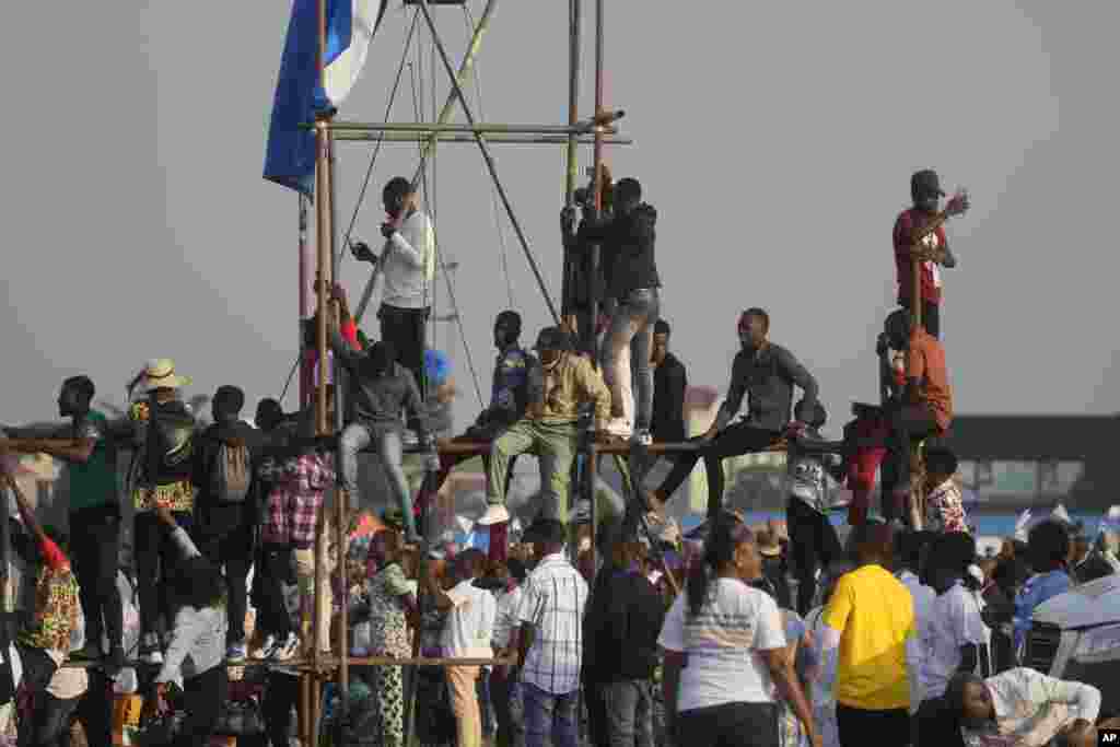 Watu ambao hawakuweza kuingia ndani ya uwanja wa Ndolo ambako Papa Francis anaongoza misa.