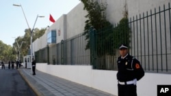 ARCHIVES - Un policier marocain garde l'entrée du bureau judiciaire d'investigation à Sale, près de Rabat, Maroc, le 29 janvier 2017.