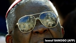 Le cardinal Wiyghan Christian Tumi du Cameroun regarde la basilique Saint-Pierre en quittant une réunion avec des cardinaux et des évêques dans la salle d'audience du Vatican, le 16 octobre 2003.