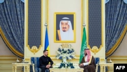 ຮູບ​ຖ່າຍ​ທີ່​ນຳ​ອອກ​ເຜີຍ​ແຜ່​ໂດຍ​ອົງການ​ຂ່າວ​ທາງ​ການ ຊາອຸດິ ອາຣາເບຍ (SPA) ສະ​ແດງ​ໃຫ້​ເຫັນ​ເຈົ້າ​ຊາຍ​ຊາ​ອຸ​ດີ ໂມຮໍາເມັດ ຊາລມານ ​ໄດ້​ພົບ​ປະ​ກັບ​ປະທານາທິບໍດີ​ຢູ​ເຄຣນ ໂວໂລດີເມຍ ເຊເລນສກີ ທີ່​ພະ​ລາຊະ​ວັງ​ໃນ ເຈດດາ ວັນ​ທີ 10 ມີນາ 2025.