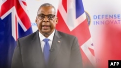 2023年12月1日，在美国加州山景城举行的AUKUS国防部长会议上，美国国防部长劳埃德·奥斯汀在与英国国防部长和澳大利亚副总理兼国防部长的联合新闻发布会上发表讲话。（法新社）