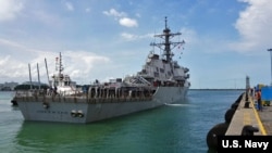Kapal perusak angkatan laut Amerika, USS John S. McCain, tiba di pangkalan Angkatan Laut Singapura di Changi pasca bertabrakan dengan kapal tanker berbendera Liberia Alnic MC dekat Selat Malaka, saat dalam perjalanan menuju Singapura, 21 Agustus 2017. (Foto: U.S. Navy/Mass Communication Specialist 2nd Class Joshua Fulton)