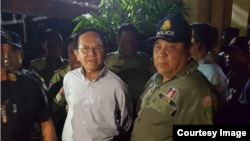 ប្រធាន​គណបក្ស​សង្គ្រោះ​ជាតិ​ លោក កឹម សុខា ត្រូវ​បាន​ចាប់​ខ្លួន​នៅ​រំលង​អាធ្រាត​ឈាន​ចូល​ថ្ងៃទី៣ ខែកញ្ញា​ នៅ​គេហដ្ឋាន​របស់​លោក​​ ក្នុង​រាជធានី​ភ្នំពេញ​។​ ( រូបផ្តល់ឲ្យ)