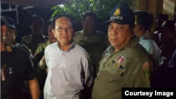 រូបេកសារ៖ ប្រធាន​គណបក្ស​សង្គ្រោះ​ជាតិ​ លោក កឹម សុខា ត្រូវ​បាន​ចាប់​ខ្លួន​នៅ​រំលង​អាធ្រាត​ឈាន​ចូល​ថ្ងៃទី៣ ខែកញ្ញា​ នៅ​គេហដ្ឋាន​របស់​លោក​​ ក្នុង​រាជធានី​ភ្នំពេញ​។​ (រូបផ្តល់ឲ្យ)